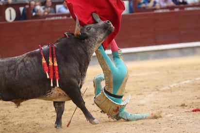 El segundo enemigo del lagunero lo cogió de su traje para llevarlo al piso y ahí cornrarlo en el gemelo izquierdo.