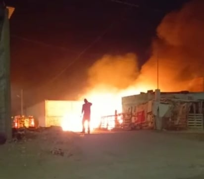 El fuego acabó con dos jacales en Torreón; el incendio se registró la madrugada del miércoles.