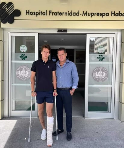 Luego de recibir el alta hospitalaria, Arturo abandonó el Hospital de la Fraternidad en Madrid, de la mano de su padre, quien junto a un nutrido grupo de laguneros, acompañó en todo momento al novillero.