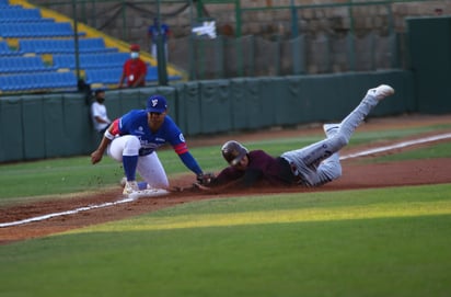 Adrián Tovalín llega barrido a la tercera base, en una buena noche para el de San Diego, que fue titular.