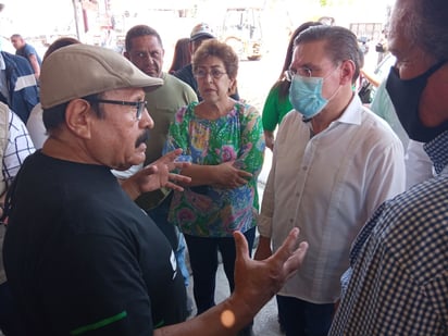 Un grupo de comerciantes que se han visto afectados con el desplome de sus ventas se acercaron al gobernador durante un recorrido. (Foto: GUADALUPE MIRANDA / EL SIGLO DE TORREÓN)