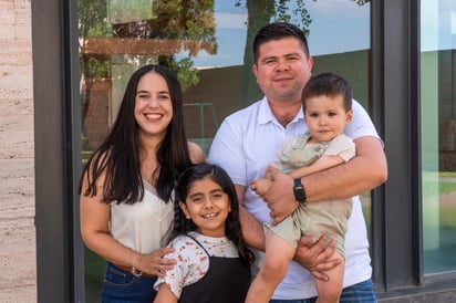 Salvador Ordaz y Andrea Pérez con sus hijos Valentina y Chavita.
