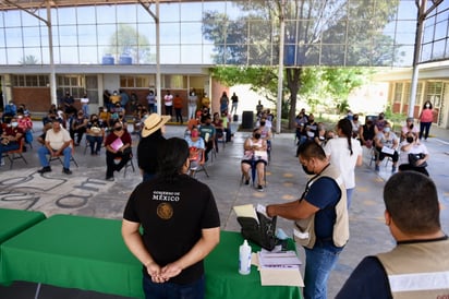 Padres y madres de familia sostuvieron ayer una reunión con autoridades federales para exponerles las necesidades de la escuela.