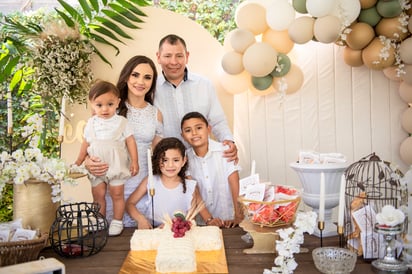 Jaime Rodríguez festeja su Primera Comunión acompañado sus papás Jessica de la Torre y Jaime Rodríguez y sus hermanos Mauricio y Fernanda.