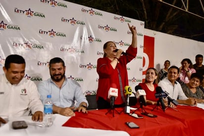 Lety Herrera, se proclama ganadora de la elección y desde que emitió su voto dijo que se lo dedicaba a su papá fallecido. (ÉRICK SOTOMAYOR)