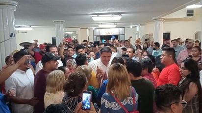 En la imagen se observa al candidato de la Alianza Va por Durango en Lerdo, Homero Martínez, quien cerró con amplia ventaja. (FERNANDO COMPEÁN)