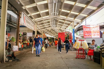 El mejor apoyo Comerciantes del mercado aseguran que el mejor apoyo lo encuentran en los ciudadanos que a diario acuden a hacer sus compras en el lugar. Llaman a visitar el Mercado y adquirir productos de calidad a precios más bajos que en cualquier centro comercial, en los cuales la inflación ha impactado especialmente. (EDIE RUIZ)