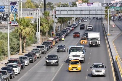 Las filas para el Hospital General se extendieron hasta la carretera Torreón - Matamoros.