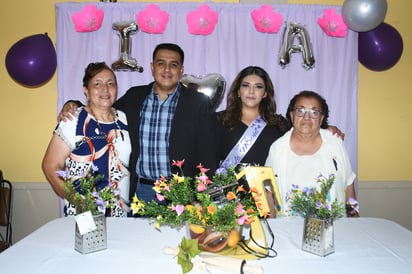 Sra. Evangelina Ruiz y Sra. Esperanza Estala con la feliz pareja Isela y Ángel. (FERNANDO COMPEÁN)