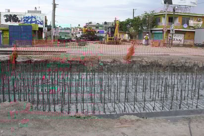 Descartan daños estructurales en las viviendas cercanas debido a los trabajos y a la maquinaria que opera en el lugar. (EL SIGLO DE TORREÓN)