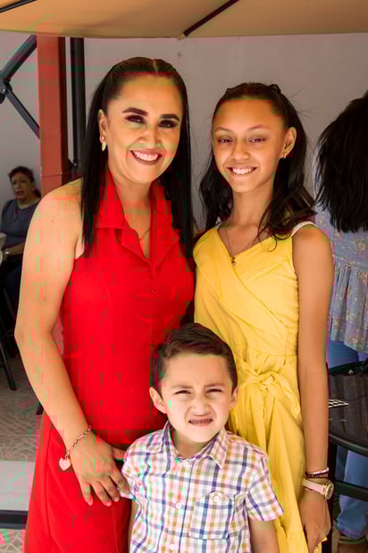 Anel de Burciaga con hijos Scarlett y Osvaldo (EL SIGLO DE TORREÓN/ERICK SOTOMAYOR)