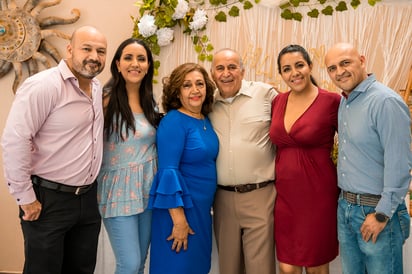 Cuquis acompañada de Rafael Burciaga y sus hijos Osvaldo, Rafael, Dalia y Claudia (EL SIGLO DE TORREÓN/ERICK SOTOMAYOR)