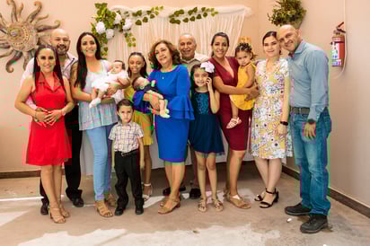 Cuquis Martínez de Burciaga acompañada de toda su familia, hijos y nietos (EL SIGLO DE TORREÓN/ERICK SOTOMAYOR)