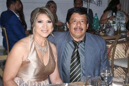 Abogada y M.D. Fiscal Cristina García Ortega junto a su esposo Dr. César Cisneros Victorino (EL SIGLO DE TORREÓN/FERNANDO COMPEÁN) 
