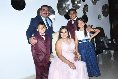 Abogado y M.D. Fiscal Juan Manuel García González en su fiesta de graduación el pasado 24 de junio acompañado de su esposa Alma Rosa Palafox y sus hijos Mauricio, Leonel y Estefanía García Palafox (EL SIGLO DE TORREÓN/FERNANDO COMPEÁN) 