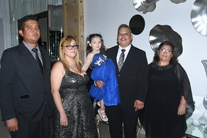 Abogado y M.D Penal José Gabriel Hernández Nájera en su fiesta de graduación el pasado 24 de junio acompañado de su señora madre Josefina Nájera Orozco, su hermano Raúl Hernández, su cuñada Margarita Holmes y su pequeña sobrina Isis Margarita Hernández (EL SIGLO DE TORREÓN/FERNANDO COMPEÁN) 