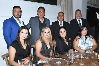 Abogado y M.D Penal José Gabriel Hernández Nájera junto a Ismael Terrazas, Iván Miramontes, Javier Mendoza, Jacqueline Garza, Patricia Ávila, Pamela Sánchez y Brenda Soria (de derecha a izquierda) (EL SIGLO DE TORREÓN/FERNANDO COMPEÁN) 