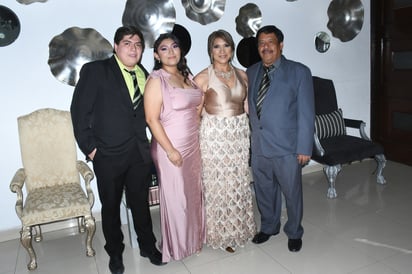 Abogada y M.D. Fiscal Cristina García Ortega, en compañía de su familia en la fiesta de Graduación del 24 de junio. Sus
hijos: Ing. César Alonso Cisneros García; Ing. Aleyda Cristina Cisneros García y su esposo Dr. César Cisneros Victorino (EL SIGLO DE TORREÓN/FERNANDO COMPEÁN) 