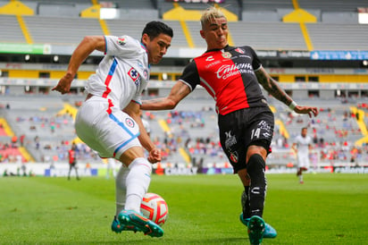  Luis Reyes (d) de Atlas disputa el balón con Carlos Antuna (i) de Cruz Azul hoy, durante un partido de la jornada 3 del torneo Apertura 2022 de la liga del fútbol mexicano, disputado en el estadio Jalisco, en Guadalajara (México). EFE/ Francisco Guasco
