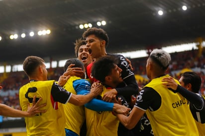 Jeremy Márquez (arriba) de Atlas celebra una anotación ante Cruz Azul hoy, durante un partido de la jornada 3 del torneo Apertura 2022 de la liga del fútbol mexicano, disputado en el estadio Jalisco, en Guadalajara (México). EFE/ Francisco Guasco
