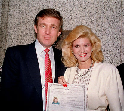 Donald Trump y su entonces esposa, Ivana Trump, posan frente al Palacio de Justicia Federal de Nueva York, después de que ella prestó juramento como ciudadana de los Estados Unidos, en mayo de 1988. Ivana Trump, la primera esposa de Trump, murió en la ciudad de Nueva York. anunció el expresidente en las redes sociales el jueves 14 de julio de 2022. (Foto AP/Archivo)