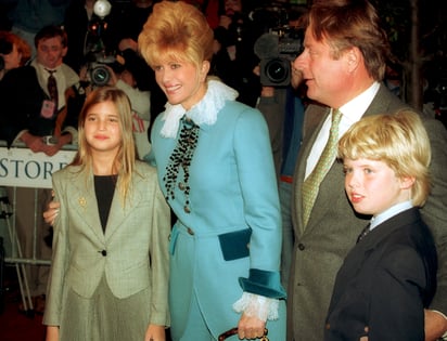 Ivana Trump aparece con dos de sus hijos, Ivanka, a la izquierda, y Eric, mientras Riccardo Mazzucchelli observa en octubre de 1993. Ivana Trump, la primera esposa de Donald Trump, murió en la ciudad de Nueva York, anunció el expresidente en las redes sociales. Jueves, 14 de julio de 2022. (Foto/Archivo AP)