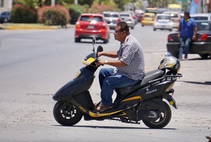 Como parte de dicha acción municipal además se ubican a motociclistas que no porten casco, placas de circulación y licencia. (EL SIGLO DE TORREÓN / Eduardo Ruiz)