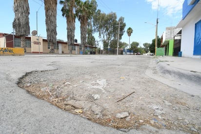 Peor que en varios ranchos las esquinas. Así se encuentran varias de las esquinas por donde los conductores viran y salen a otras avenidas e incluso al periférico o bulevar Ejército Mexicano pese a que San Antonio es una zona habitacional muy poblada. (FERNANDO COMPEÁN)