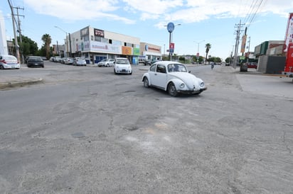 Los baches. Lleno de baches, irregularidades en el pavimento y restos de algún viejo “bacheo” (relleno con mezcla que dura hasta la primera lluvia nada más) es lo que se ve en las calles del fraccionamiento San Antonio. (FERNANDO COMPEÁN)