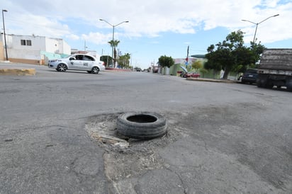 La 'señal'. Un neumático viejo sirve de señalización en lugar de la que debería colocar Sideapa ante la falta de una tapadera que no se ha repuesto. (FERNANDO COMPEÁN)