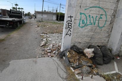 Lotes baldíos. El problema es que nadie los atiende. Por una parte los propietarios no los limpian ni colocan alguna barda para evitar que sirvan de basurero y por otra la autoridad no quita tampoco la basura y escombro. (FERNANDO COMPEÁN)