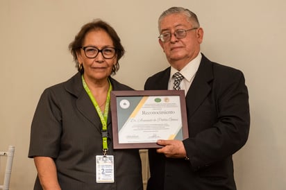 El Presidente del Colegio Metropolitano de Médicos Generales Dr. Armando de Pablos Gómez, recibiendo un dipolma de reconocimiento de parte de la Dra. Hilda E. Alcántara Valencia Directora General del SISTEMED.