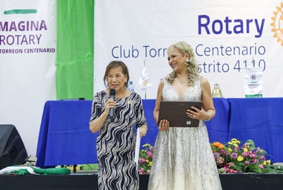Reconocimiento a socia fundadora Rosa Margarita Mendoza Hernández, por su trayectoria en el club y su carrera profesional en la Laguna.