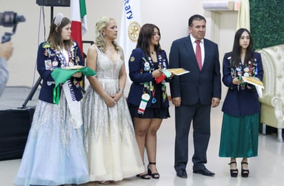 Durante el evento, se llevó a cabo una de las tradiciones más coloridas de Rotary: Les entregó la presidenta del Club
Laura Barraza Sifuentes y Luis Flores Lavenant a los jóvenes de intercambio rotarios que viajan un año a otros países,
los banderines con símbolos que identifiquen a la ciudad para intercambiarlos con los clubes que visitan. Regina González Castro visitará Francia, Sofía Gabriela Peralta Fuentes visitará la India y Karen Daniela Ibarra Holguín visitará Brasil.