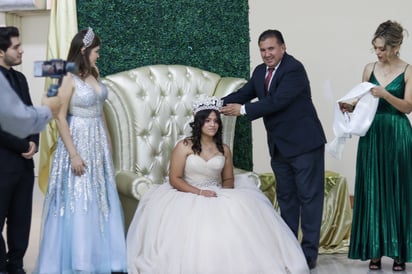 Coronación de la Reyna: Victoria Oriams García Barraza.