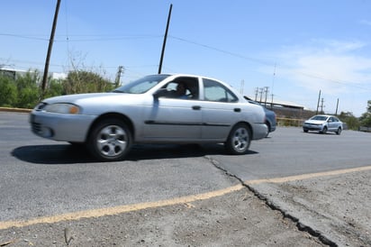 Lo que algunos no ven, sí lo sienten. Sobre el canal del Sacramento, en el puente, hay una falla (un desnivel marcado) que es perceptible para cualquier chofer y principalmente para los motociclistas, pues el hundimiento es muy notorio. Resulta peligroso pues hace que los conductores pierdan el control del vehículo.