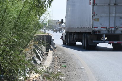 Olvidadas. Las estructuras metálicas dañadas en los accidentes viales ya nunca vuelven a ser colocadas como estaban originalmente.