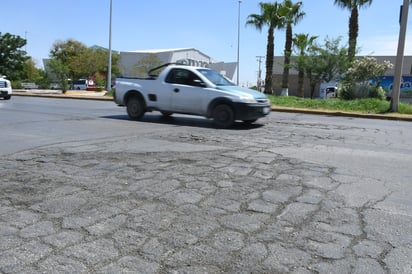 En pedazos. Así luce una de las dos vialidades mas transitadas en Gómez Palacio, donde el deterioro, aunque es evidente, no lo ven las autoridades.