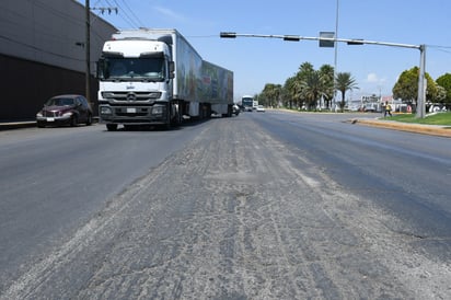 Se divide bulevar. Hay zonas en este tramo donde los daños en el pavimento ya permiten ver incluso la base de la carpeta, por lo que se va asemejando a un camino de terracería rural. Imposible no ver los daños.