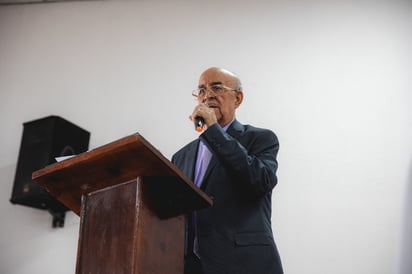Agradeció a todos los presentes y declamó una poesía. ¡Y tuve que aceptar! Escrito por una pensadora y Parlamentaria Alemana (CORTESÍA) 