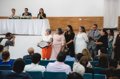Reconocimiento del personal del Registro Público de la propiedad en San Pedro, Coahuila a la Lic. Ana María Gómez Garza, los Licenciados Gerardo Esparza Ramírez, Alejandra Castillo Mancinas, Ma. Del Carmen Macario Dominguez, Yasmin Rivera Serrano, Lic. Irma Alejandra López Montoya, V. Julieta Esparza Venegas, Elías Velázquez Martínez, Zulema Machado Amador, Cristal Mendoza Wong y Brenda L. Zamarripa Mancinas (CORTESÍA) 