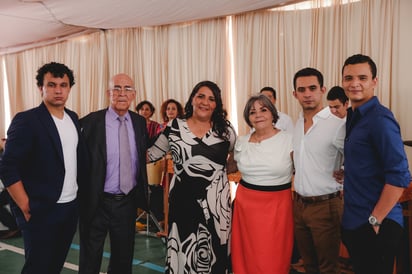 Recepción organizada por la familia Gómez Gómez, disfrutando de una deliciosa comida sureña, deleitándose con una hermosa marimba, con música de baile y cantantes destacados (CORTESÍA) 