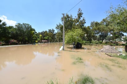 Destacan autoridades que septiembre es temporada de lluvias y ciudadanos deben estar atento a anuncios oficiales. (EL SIGLO DE TORREÓN)