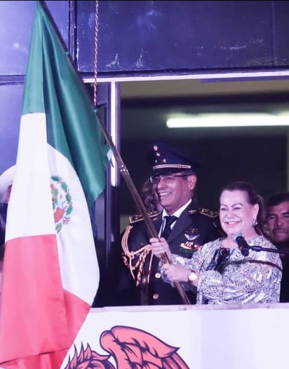 A las 22:30 horas, la alcaldesa Leticia Herrera, recibió la bandera y salió al balcón a emitir el tradicional grito.