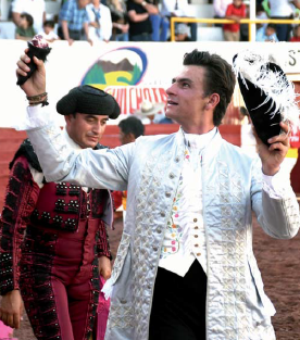 Fauro Aloi cortó una oreja a su segundo enemigo “Siempreamigo”, pese a
una estocada muy caída y la necesidad de descabellar.