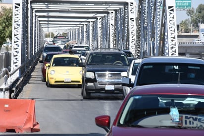 Los vehículos tardan hasta 30 minutos en cruzar de Gómez Palacio a Torreón debido al congestionamiento vial.