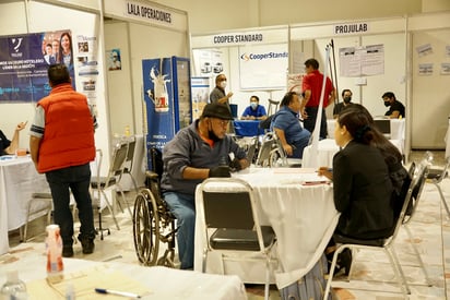 Gerardo de Jesús Izquierdo acudió, como decenas de personas, con la expectativa de encontrar un trabajo en la feria laboral. (EL SIGLO DE TORREÓN)