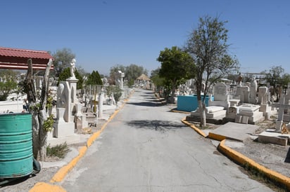 El alcalde Homero Martínez ordenó trabajos adicionales para garantizar la seguridad de los asistentes a los cementerios. (EL SIGLO DE TORREÓN)