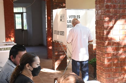 El 66 por ciento de los ciudadanos considera que la autoridad no respeta la ley; se considera como un desafío a la democracia.