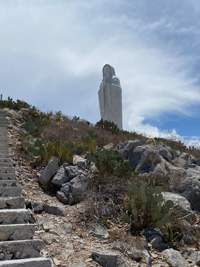 Así luce actualmente la Virgen del Desierto en el Cerro de Dolores del municipio de Gómez Palacio. (CORTESÍA)